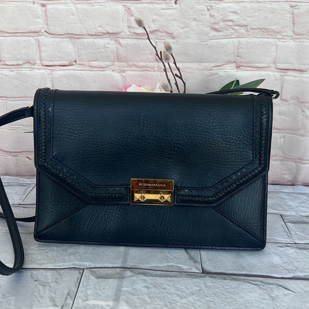 BCBGMAXAZRIA envelope shoulder navy purse cow leather, removable straps.